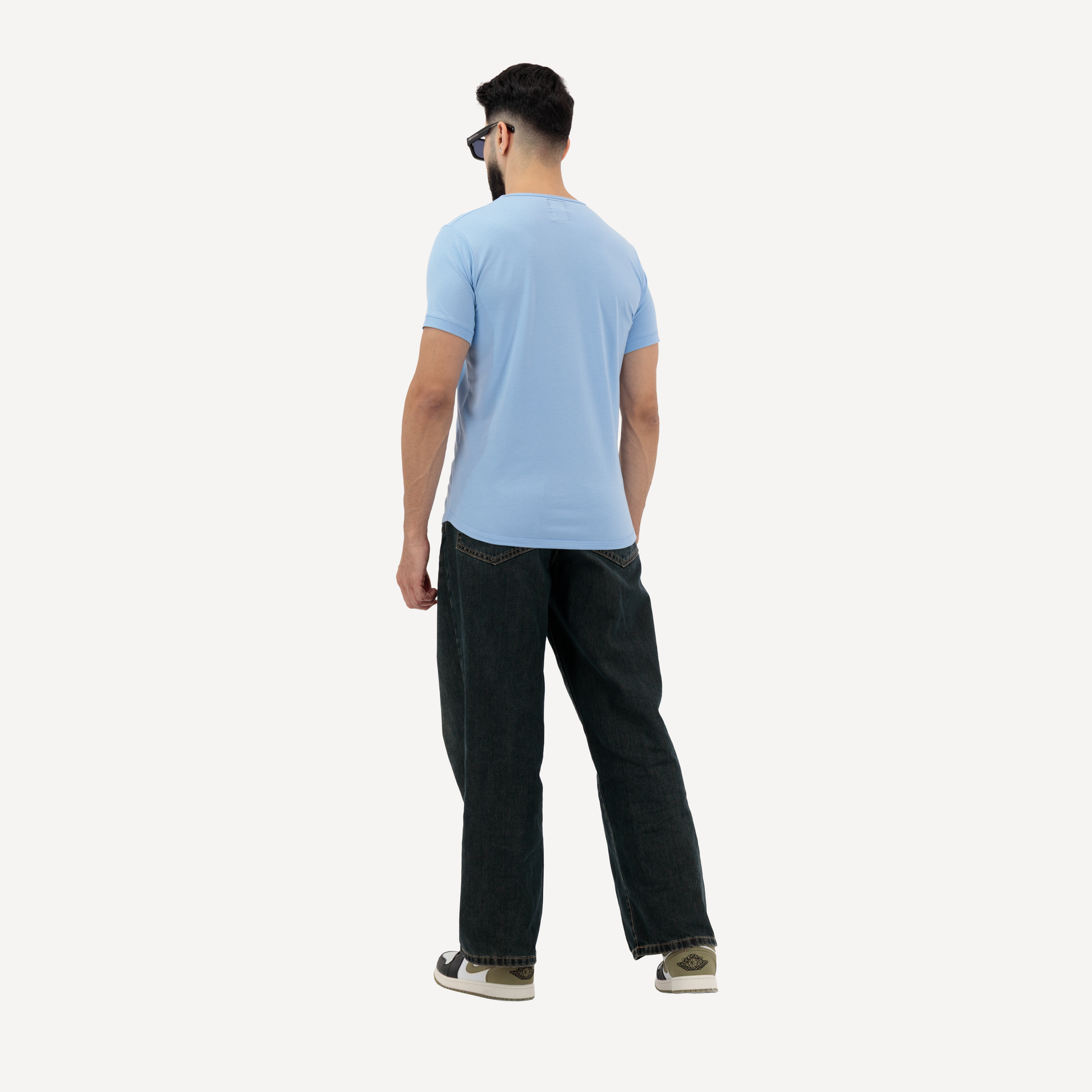 Minimalist plain men’s t-shirt in mist tone with short sleeves and classic crew neckline.